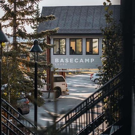 Basecamp Lodge Канмор Екстериор снимка