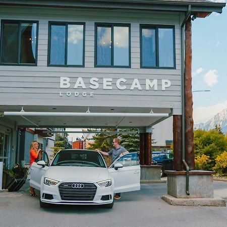 Basecamp Lodge Канмор Екстериор снимка