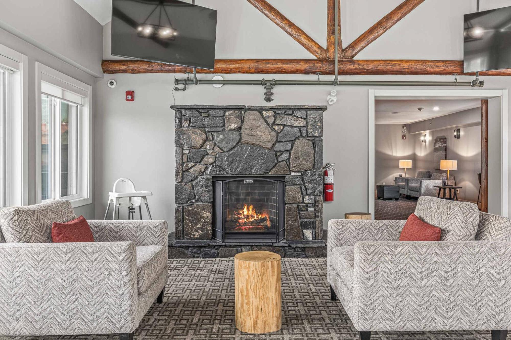 Basecamp Lodge Канмор Екстериор снимка