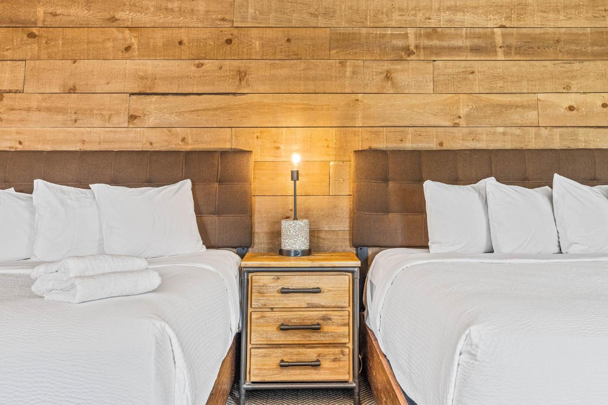 Basecamp Lodge Канмор Екстериор снимка