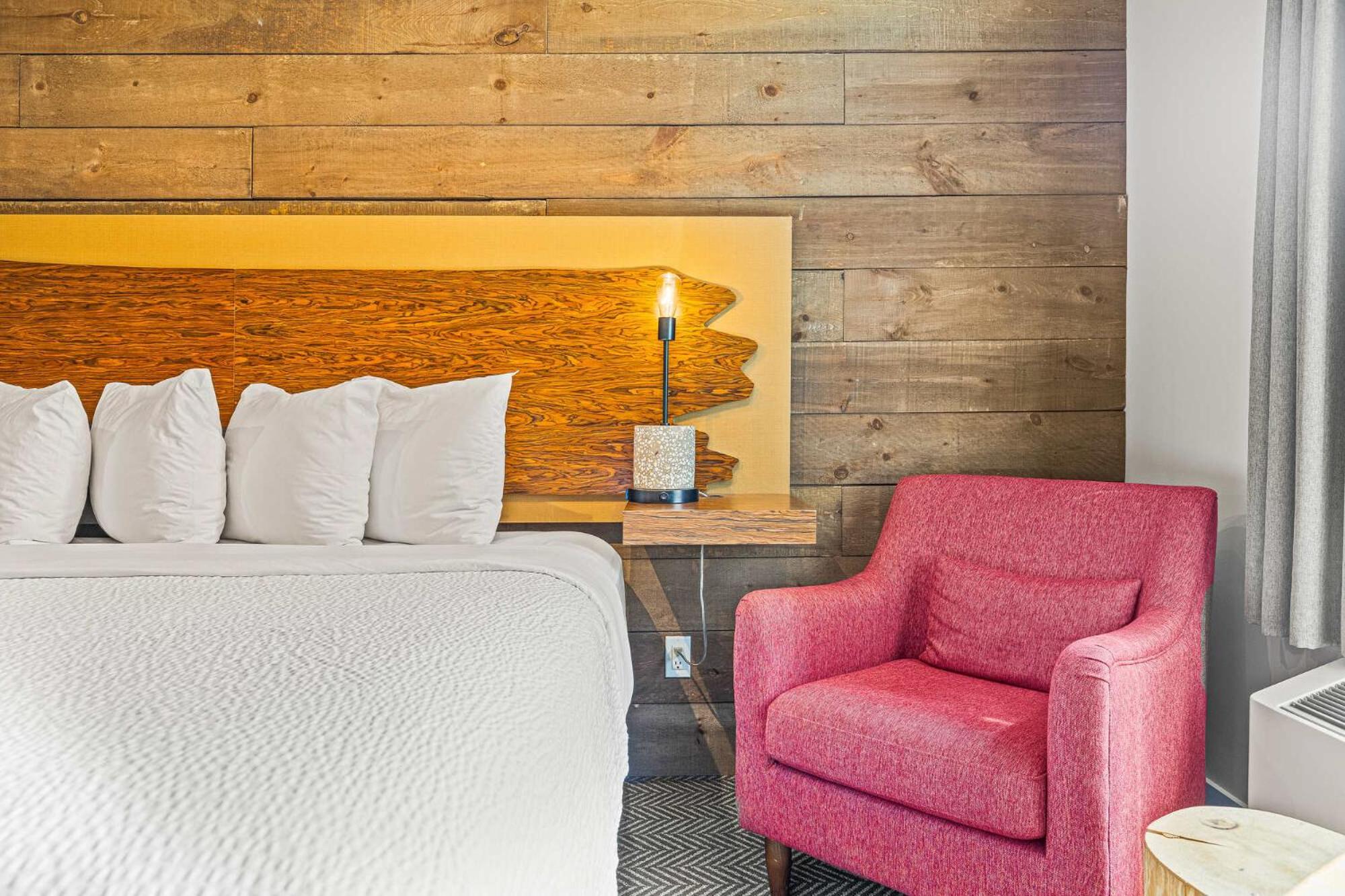 Basecamp Lodge Канмор Екстериор снимка