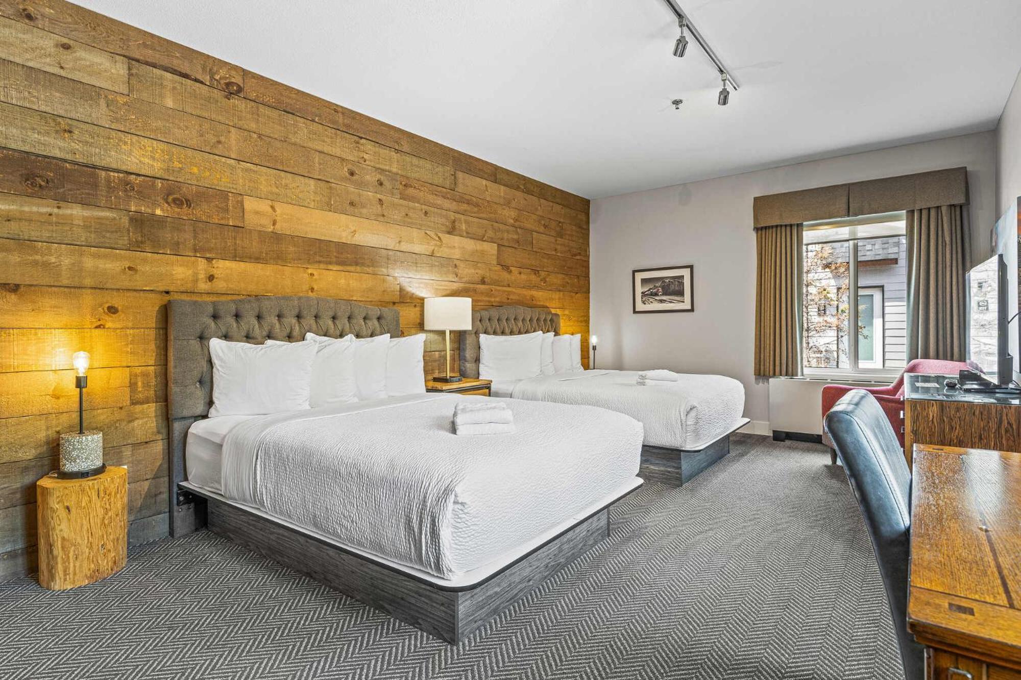 Basecamp Lodge Канмор Екстериор снимка