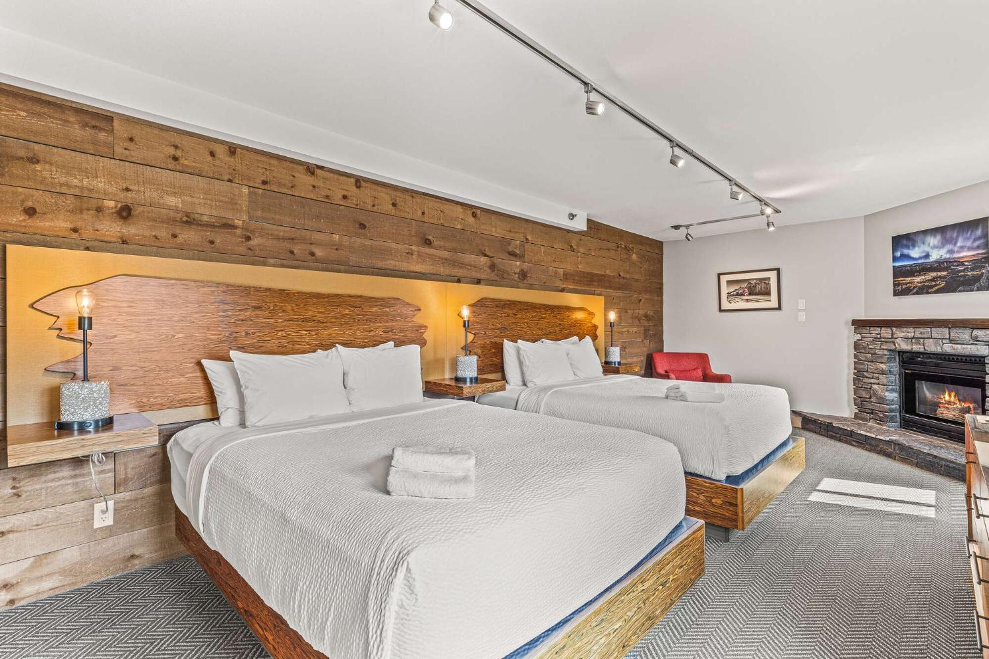 Basecamp Lodge Канмор Екстериор снимка