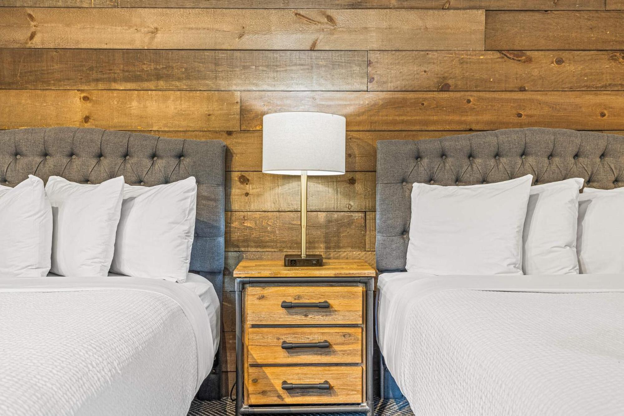 Basecamp Lodge Канмор Екстериор снимка