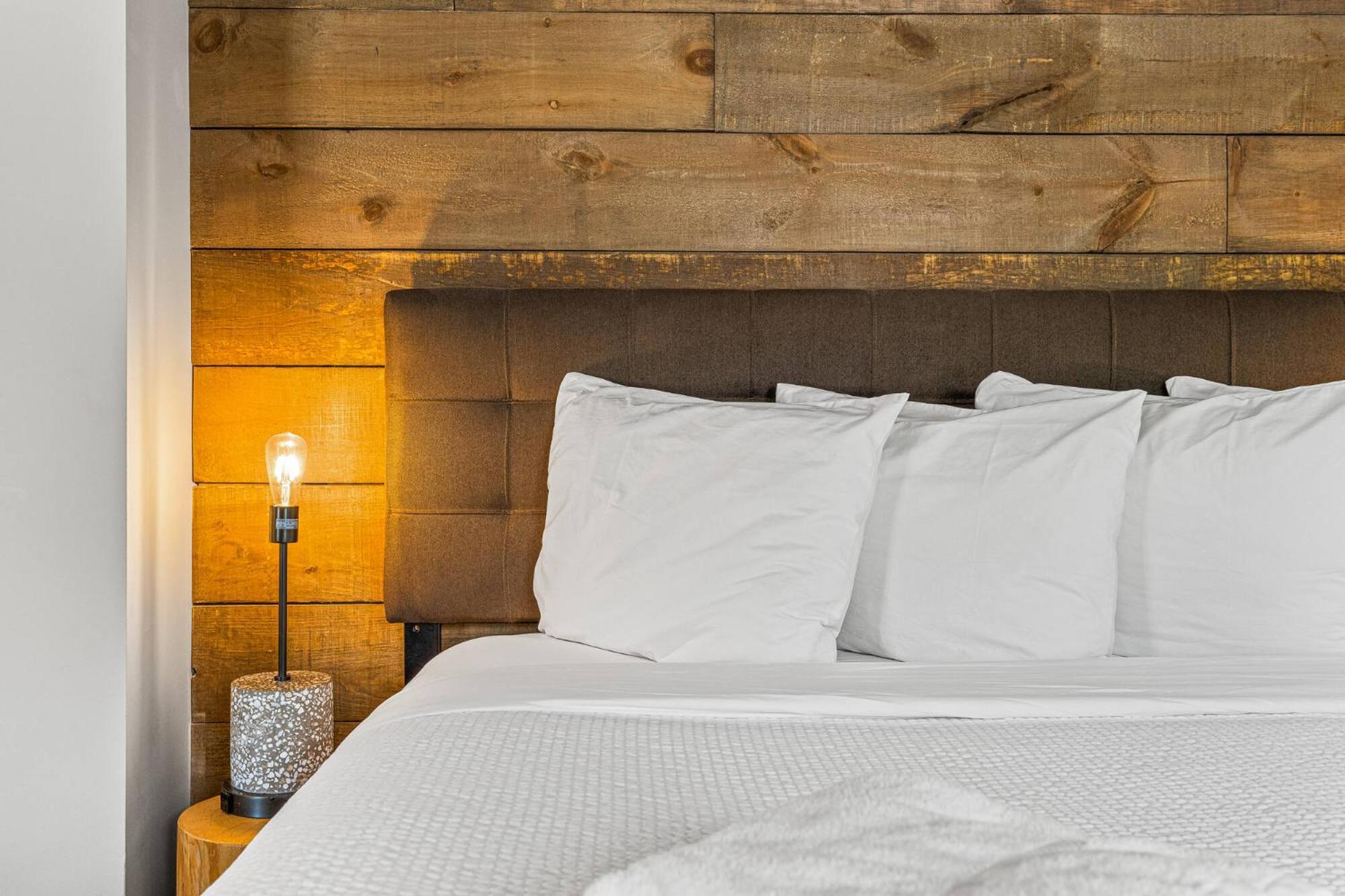 Basecamp Lodge Канмор Екстериор снимка