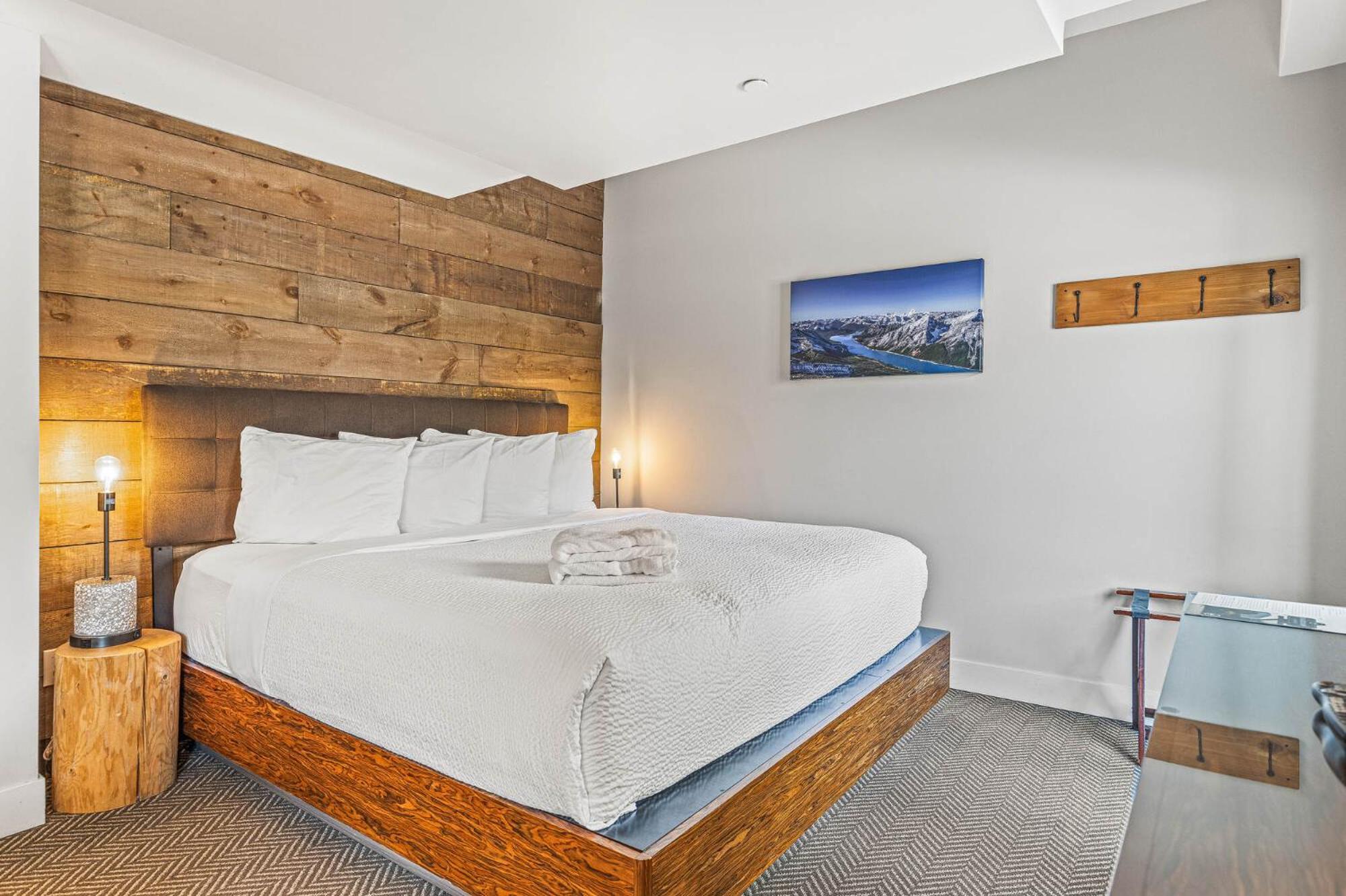 Basecamp Lodge Канмор Екстериор снимка