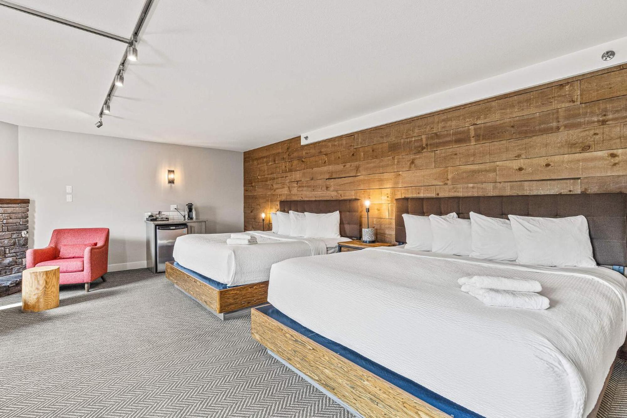 Basecamp Lodge Канмор Екстериор снимка