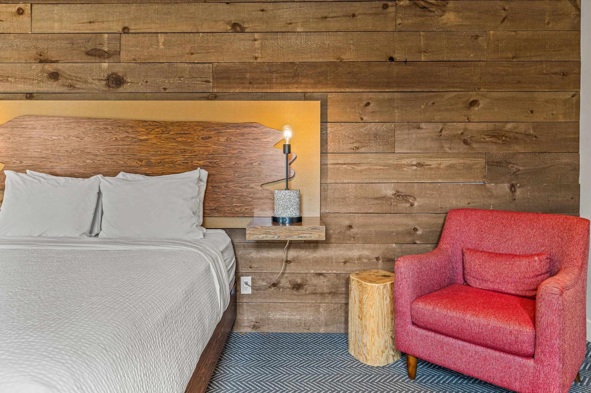 Basecamp Lodge Канмор Екстериор снимка