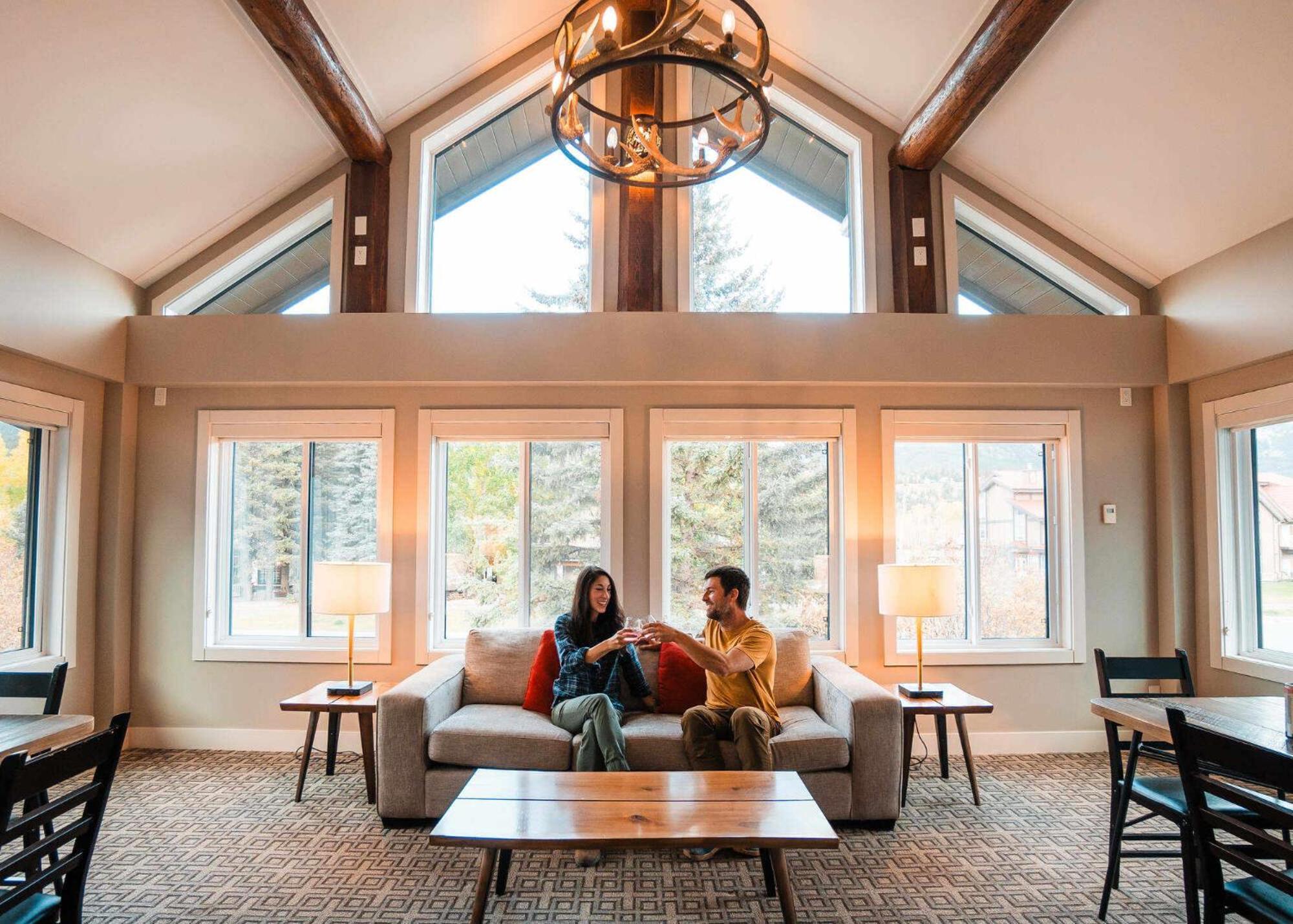 Basecamp Lodge Канмор Екстериор снимка