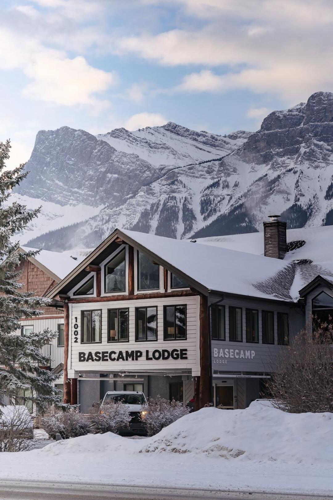 Basecamp Lodge Канмор Екстериор снимка