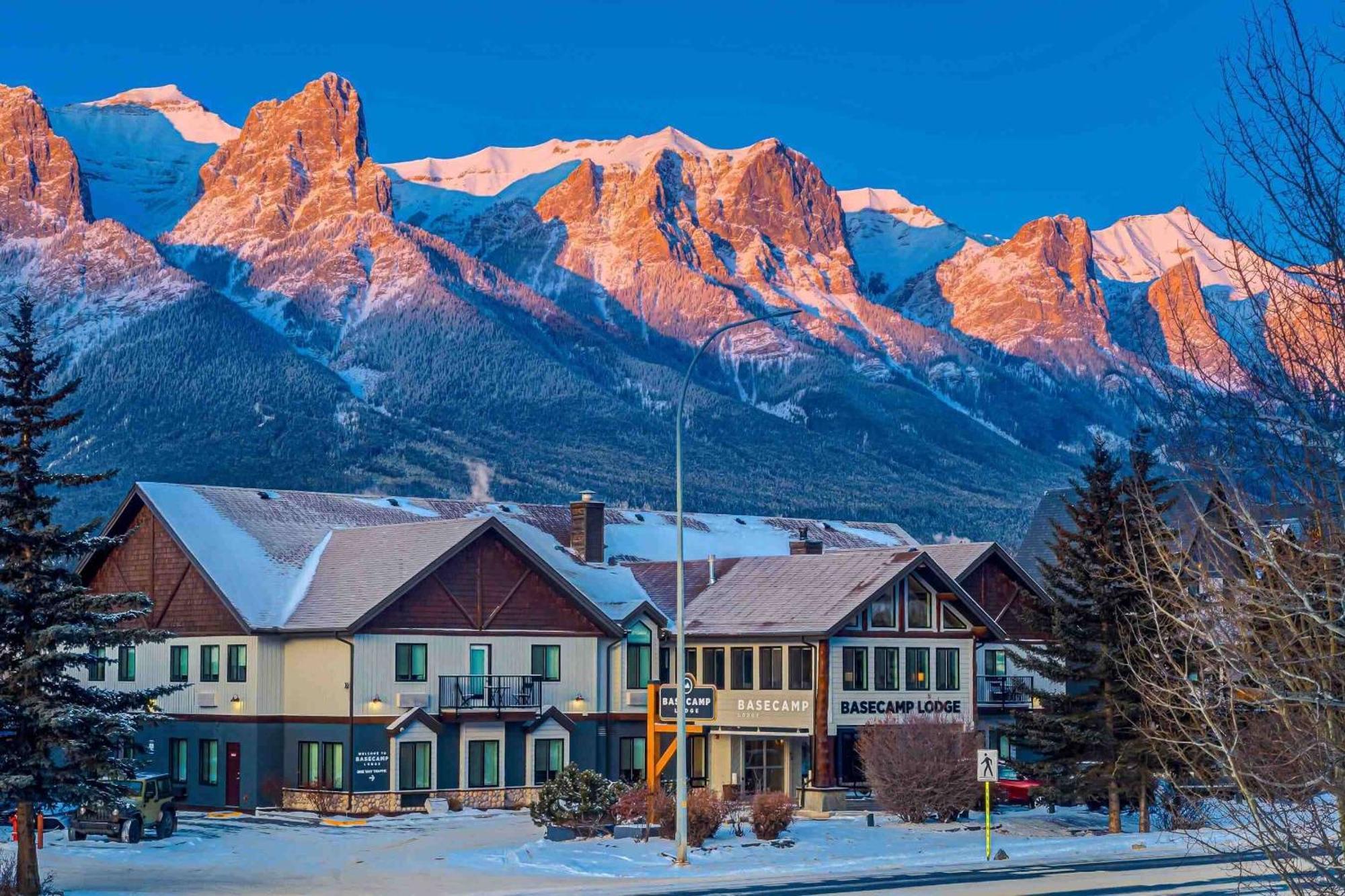 Basecamp Lodge Канмор Екстериор снимка