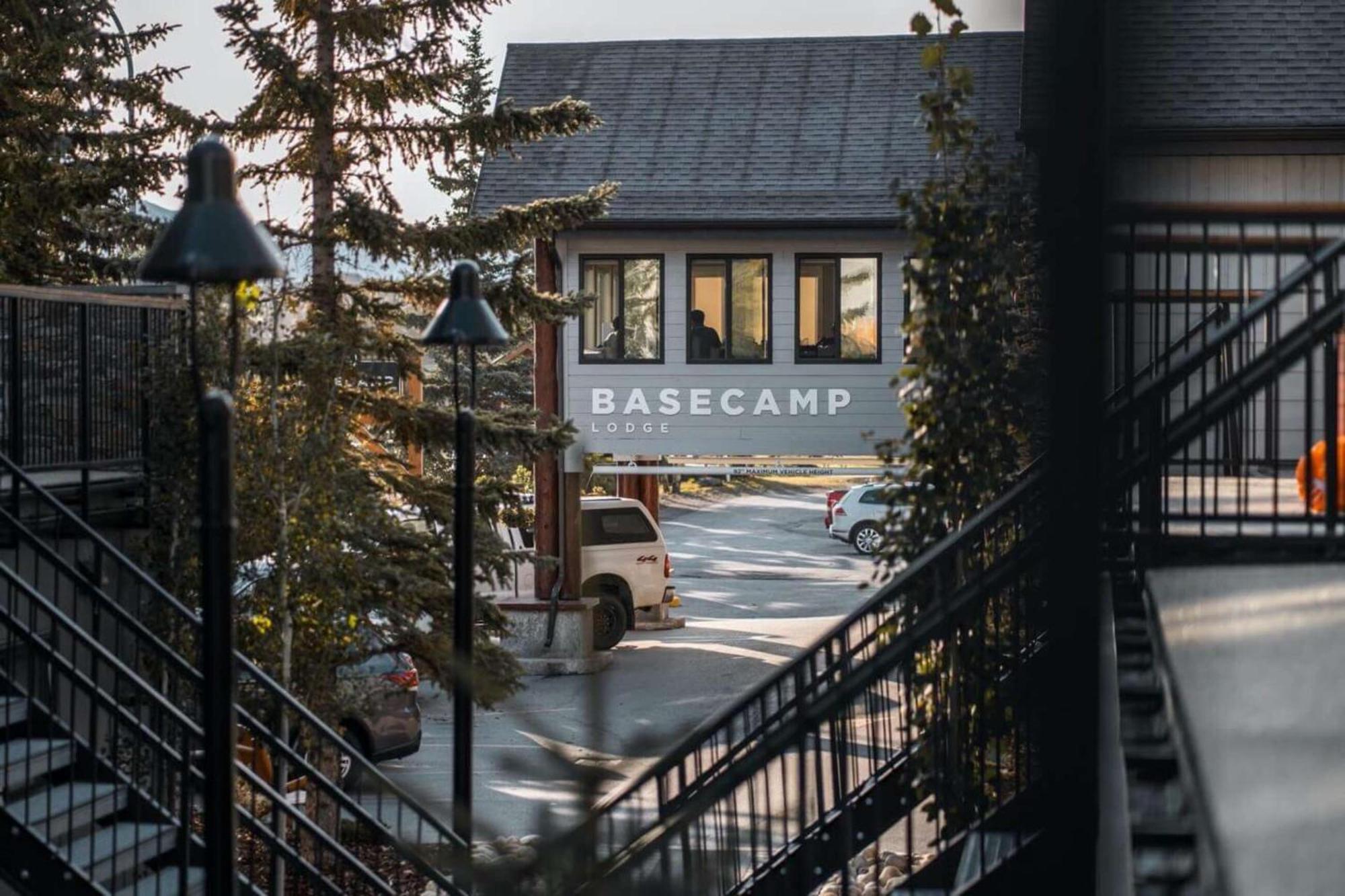Basecamp Lodge Канмор Екстериор снимка