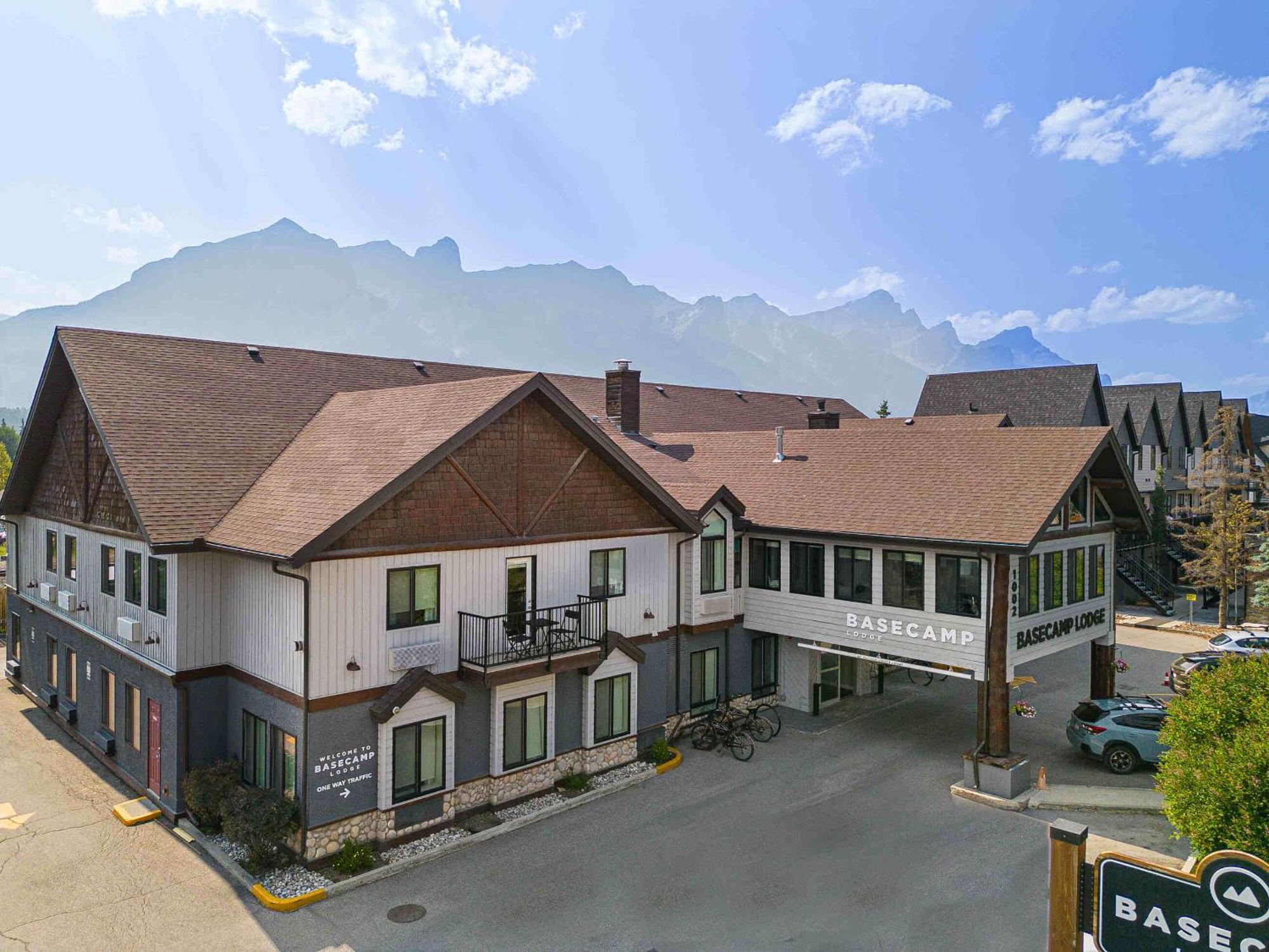 Basecamp Lodge Канмор Екстериор снимка