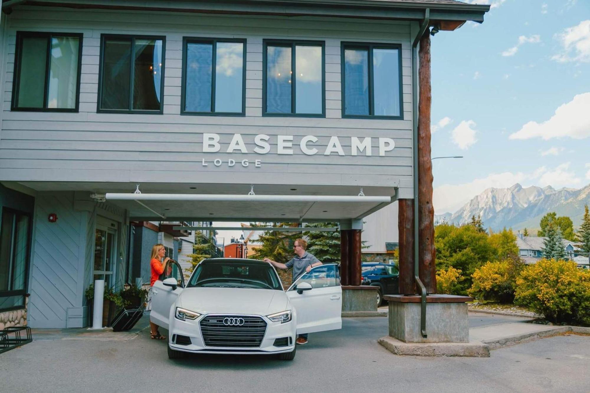 Basecamp Lodge Канмор Екстериор снимка